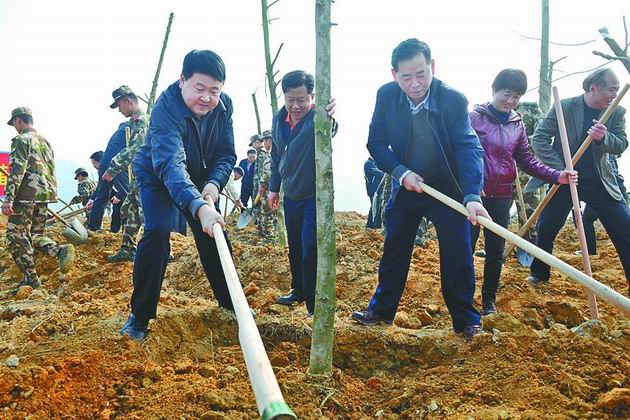 莆田市领导梁建勇,翁玉耀等参加义务植树劳动